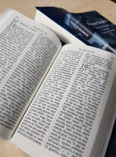 Nowy Testament z księgami Psalmów i Przysłów Uwspółcześniona Biblia Gdańska UBG mini - oprawa miękka niebiesko-granatowa